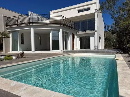la grande motte : superbe villa entièrement rénovée avec jardin et piscine