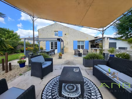maison familiale avec piscine avec terrain arboré et clos à sa