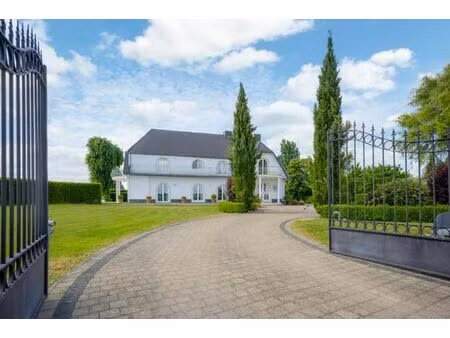 villa de standing avec piscine et grand jardin