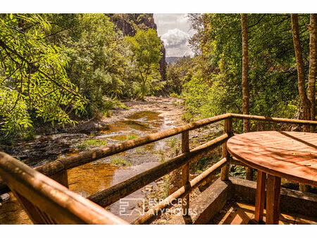 ancien moulin en pierre en bord de rivière  au coeur des gorges de pennafort