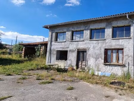 maison mitoyenne un cote sur 2 niveaux a renover