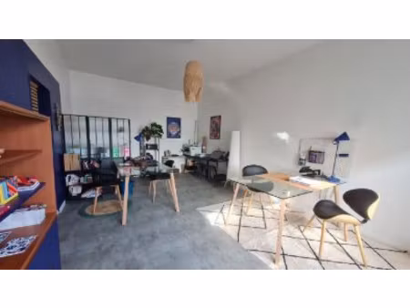 bureau de 43 m2 comprenant deux pièces  wc - salle de bain.