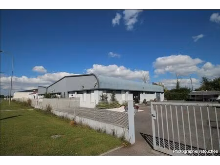 1000 m2 aménagés avec parkings