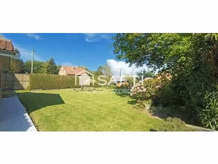 charmante maison de village avec cours fermées offrant un cadre de vie agréable et fonctio