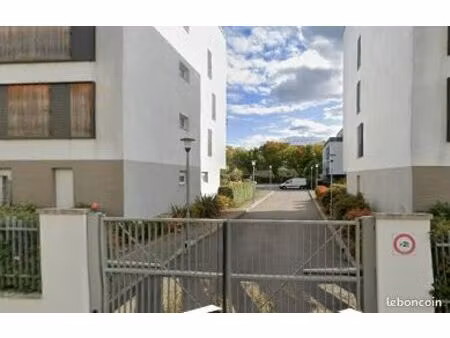 place de stationnement extérieure sécurisée