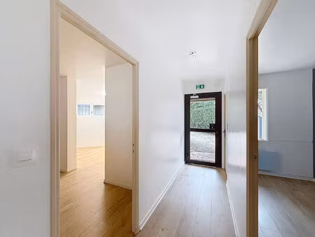 location commerce 53 m² à saint-martin-de-crau (13310)