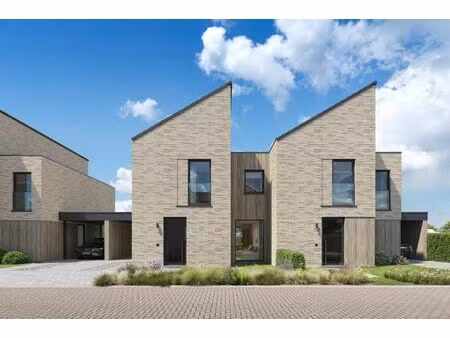 ruime halfopen bebouwing woning met 4 slpk's