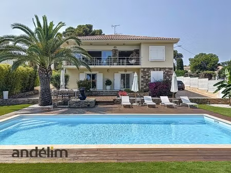 villa de luxe à vendre dans le quartier boulouris