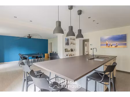 maison familiale à la rénovation contemporaine avec dépendances et jardin