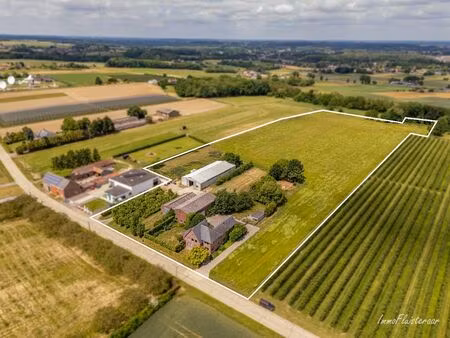 maison de campagne avec diverses dépendances sur environ 3 