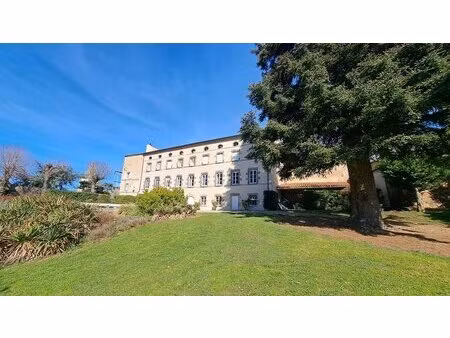 demeure xviiie à 23 km de clermont-ferrand