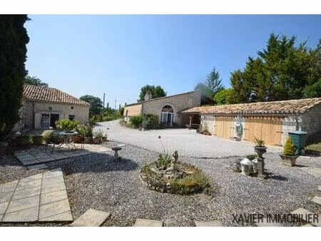 belle propriété avec sa maison d’amis  piscine  profitant d’une belle vue sur la...