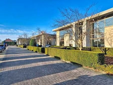 bureau (149 m²) sur la kortrijksesteenweg à sint-martens-lat