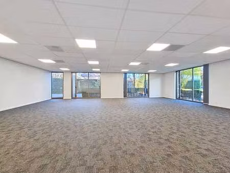 bureau (149 m²) sur la kortrijksesteenweg à sint-martens-lat