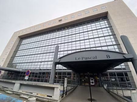 bureaux récents  fonctionnels situés au pied du métro l.8