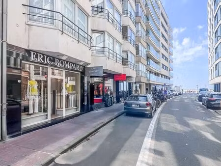 très bien situé rez-de-chaussée commercial dans le zoute  p