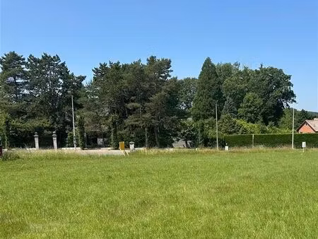 très beau terrain à deux pas de toutes facilités