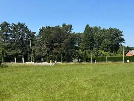 très beau terrain à deux pas de toutes facilités