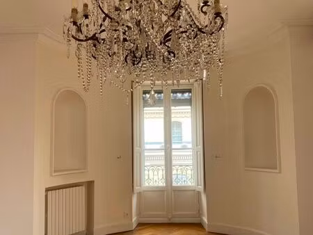 dans immeuble haussmannien appartement de caractère avec terrasse et balcons  au calme et 