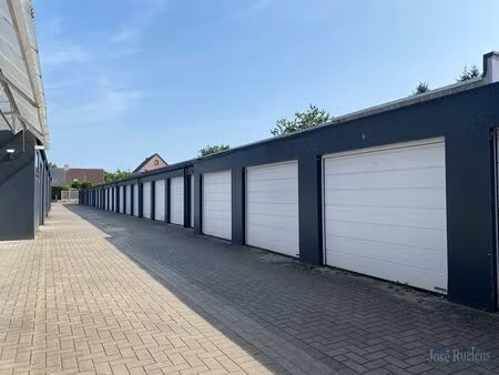 lot van 14 gesloten garageboxen-stapelplaatsen