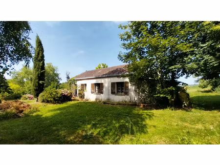 périgord vert  maison de 2 chambres sur 8000m2 de terrain au