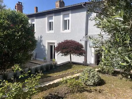 grande maison de ville avec garage et jardin.