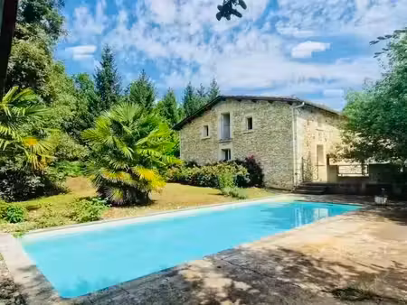 maison en pierre de 9 pièces principales