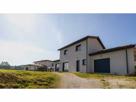 belle villa récente avec vue dominante et prestations modernes