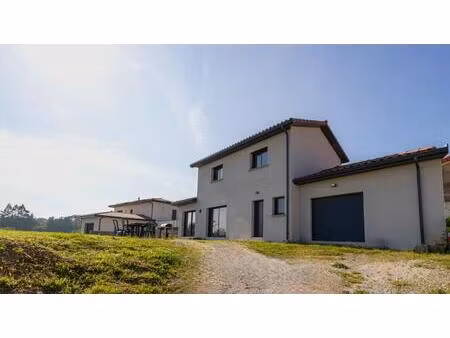 belle villa récente avec vue dominante et prestations modernes