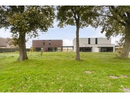 maison moderne dans le calme et la nature