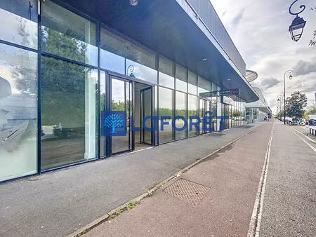 local commercial avec visibilité incroyable et stationnements gratuits