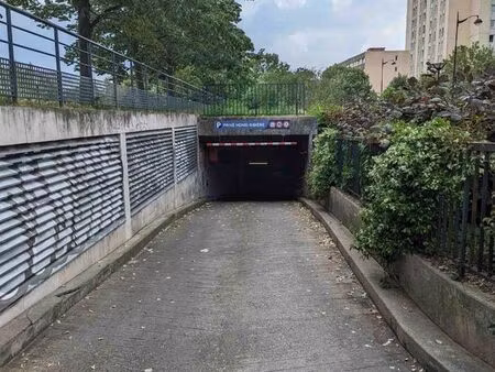 parking moto/velo cargo place des fêtes paris 75019