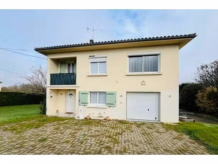 maison restaurée avec jardin clos autour à proximité à pied des commerces