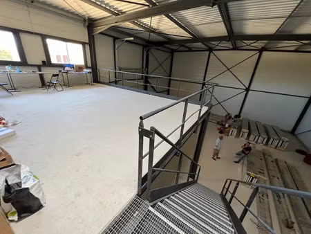 vente locaux professionnels à signes (83870)  392 000 €