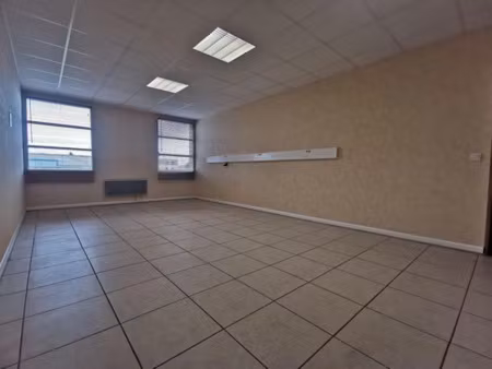 location locaux professionnels à saint-vivien (17220)  450 €