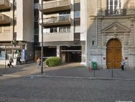 box à louer face parc monceau