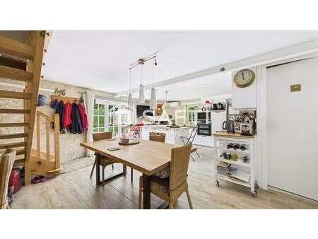 l'authenticité de la pierre et le charme d’un jardin traversé par l’eau