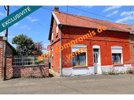 charmante maison semi-mitoyenne de village  avec son jardin bien exposé  à rénover ! possi