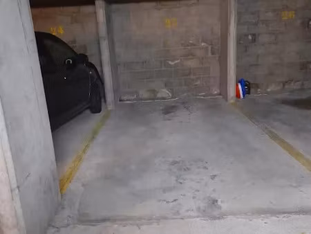 location parking à montreuil (93100)  80 €