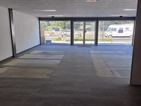 beau local commercial 130m2 avec appartement 120 m2 et terrain 3000 m2