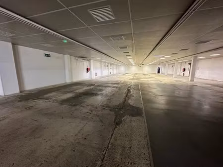 location locaux professionnels à pierrelatte (26700)  5 567 €