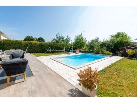 maison récente avec piscine au cœur du village !