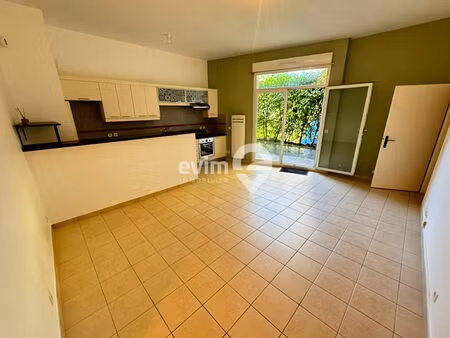 deux pièces lumineuses avec une belle hauteur sous plafond (3 mètres) et une terrasse sans