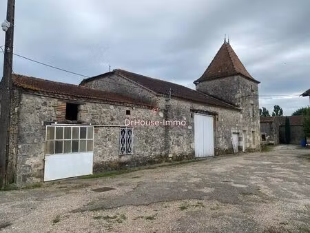 batisse en pierre avec un pigeonnier
