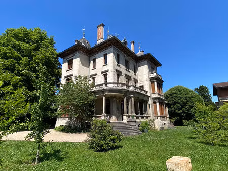 location appartement 4 pièces 159m²