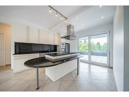 appartement 2 chambres avec terrasse et garage.