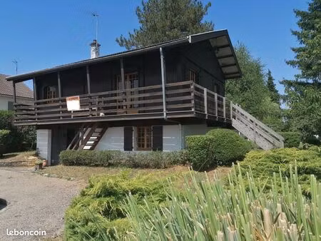 vends chalet sur grand terrain agréable