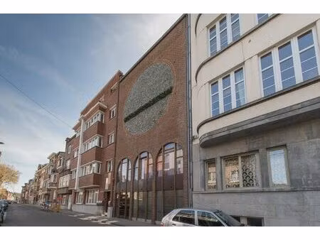 à louer – bureau lumineux de 140 m²-design atypique à jambes