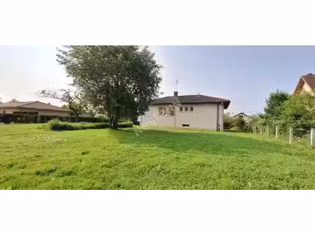 villa sur sous-sol offrant 3 chambres  proche des commodités dans un environnement calme