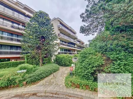 a proximité de laeken  emplacement de parking souterrain